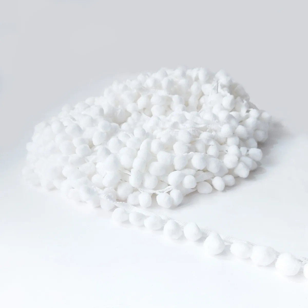 POMPONES EN TIRA BLANCO x 1m. 